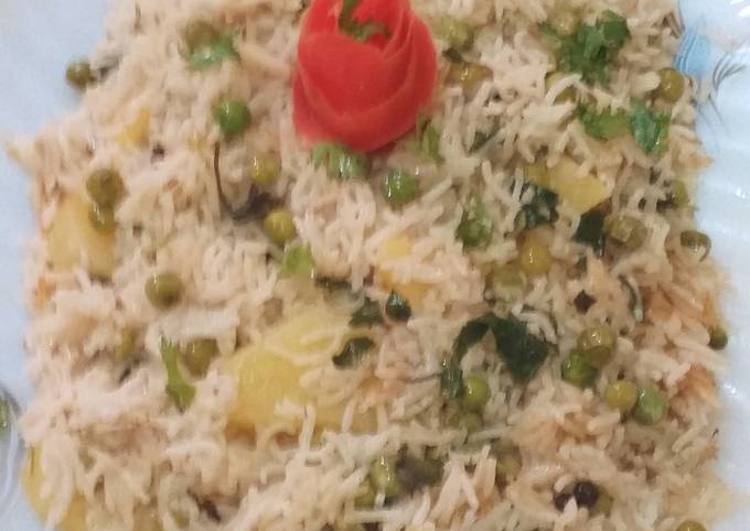 Step-by-Step Guide to Prepare Favorite Aloo mater methi pulao