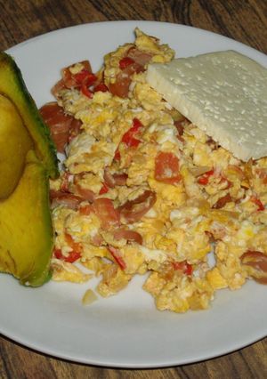 Una foto de Huevos revueltos con salchicha