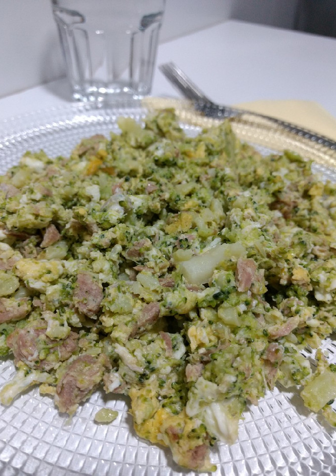 Una foto de Revuelto de brócoli, atún y huevo