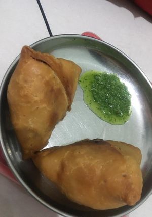 સમોસા (Samosa Recipe In Gujarati) રેસીપી મુખ્ય ફોટો