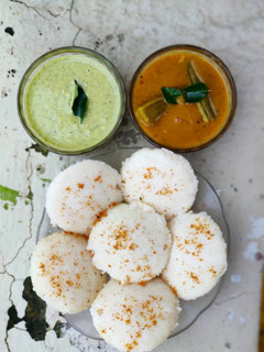 ઈડલી સંભાર(idli sambhar recipe in Gujarati) રેસીપી મુખ્ય ફોટો