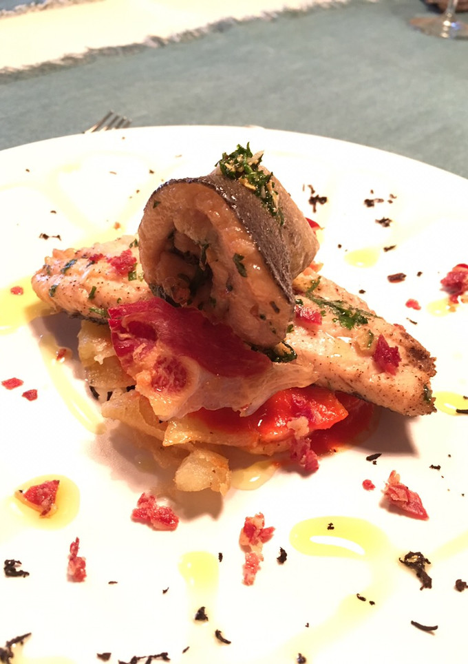 Una foto de Trucha a la Navarra con crujiente de ibérico