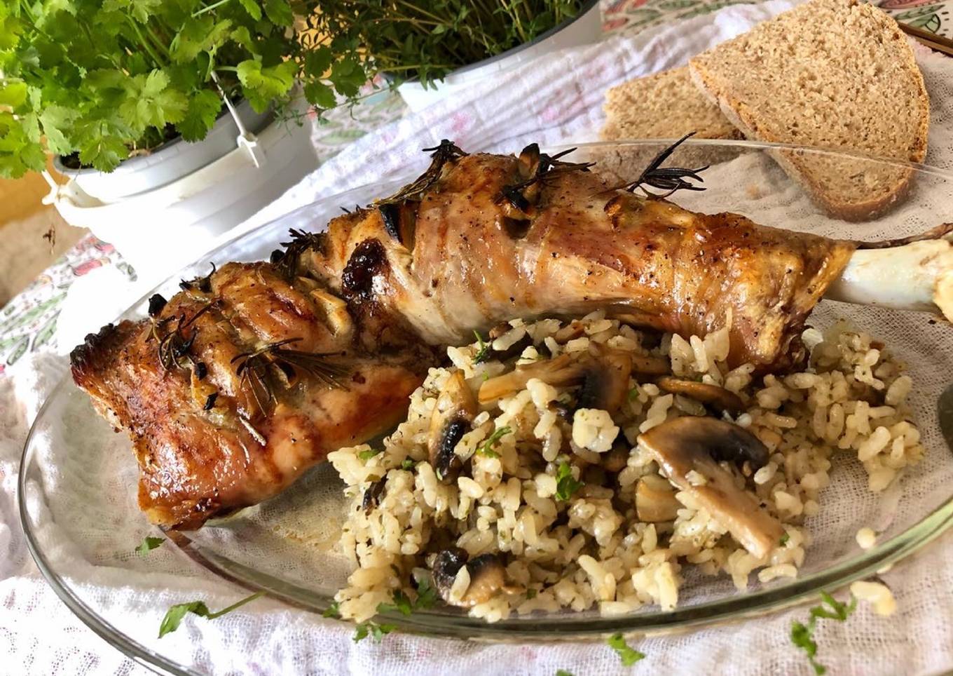 Pierna de pavo asada al romero con guarnición de arroz y champiñones
