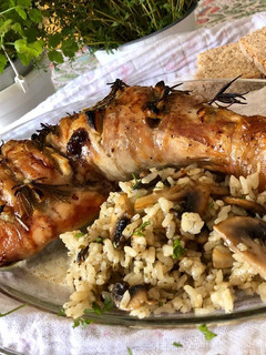 Una foto de Pierna de pavo asada al romero con guarnición de arroz y champiñones
