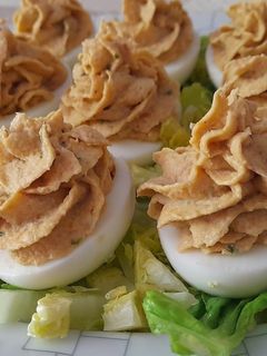 Una foto de Huevos rellenos de bacalao y gambas