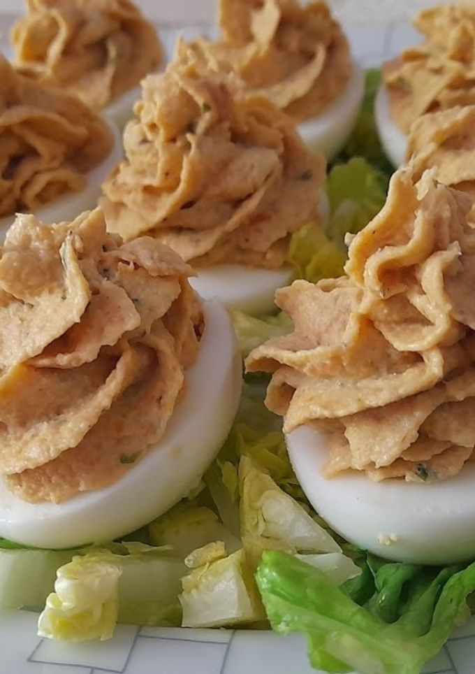 Una foto de Huevos rellenos de bacalao y gambas