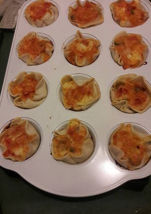 Una foto de Empanadas abiertas de jamón y queso en molde de muffins