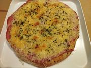 Una foto de pizza de cuatro quesos