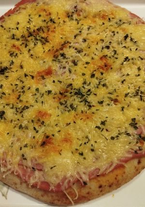 Una foto de Pizza margarita con jamón cocido y queso