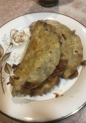 Una foto de Tacos de frijoles con tocino 🥓#findesemana