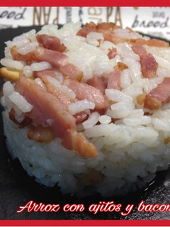 Una foto de Arroz con ajos y bacón