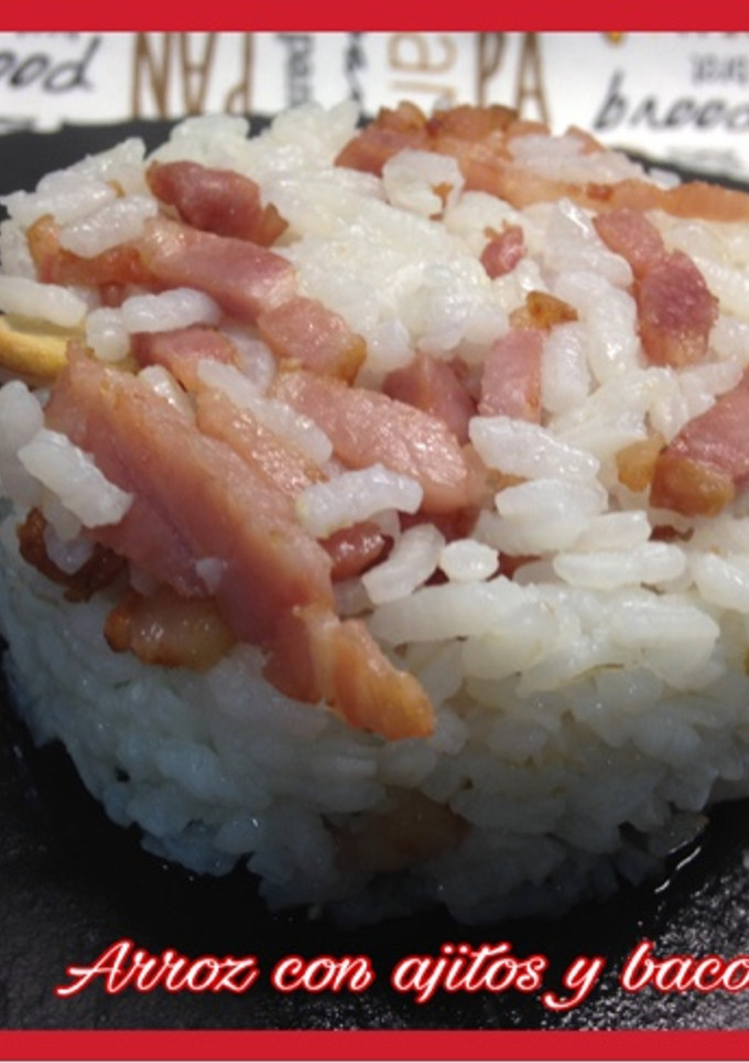 Una foto de Arroz con ajos y bacón