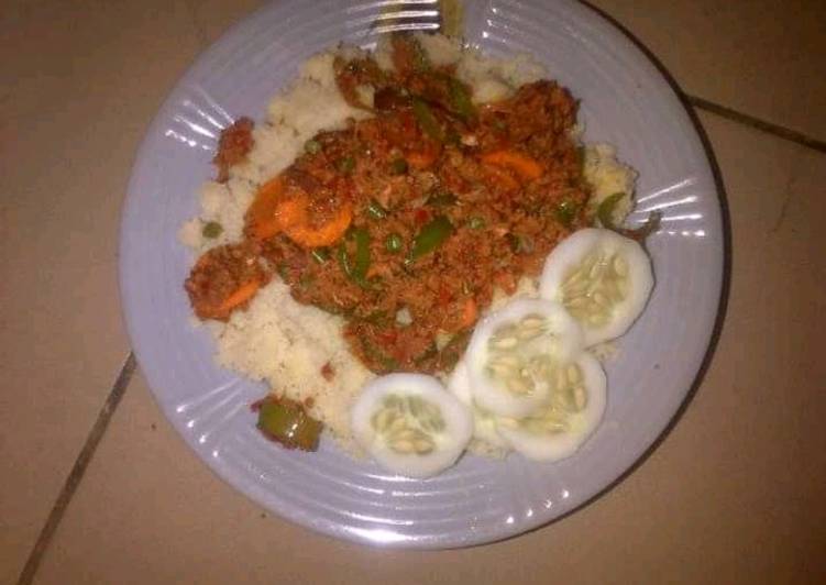 Couscous with meat sauce and cucumber