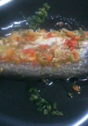 Una foto de Merluza con aderezo de tomates