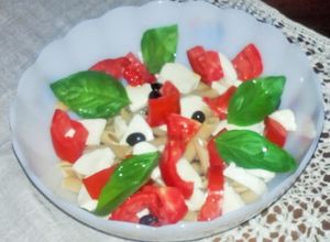 Una foto de Fideos canutos integrales al caprese