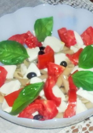 Una foto de Fideos canutos integrales al caprese