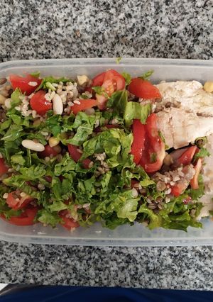 Una foto de Súper ensalada con pollo 💪🏼