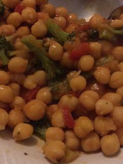 Una foto de Garbanzos con verduras y tomate