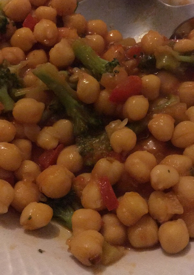 Una foto de Garbanzos con verduras y tomate