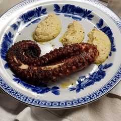 Foto di Polpo alla griglia con crema di ceci