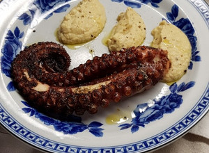 Foto di Polpo alla griglia con crema di ceci