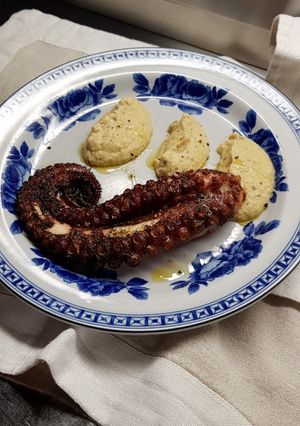 Foto di Polpo alla griglia con crema di ceci