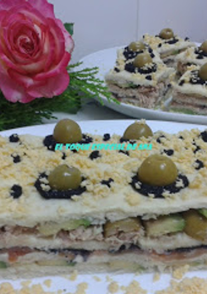Una foto de Pastel frío de salmón con aguacates