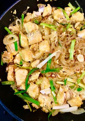 Hình của món Cá chẽm xào miến.