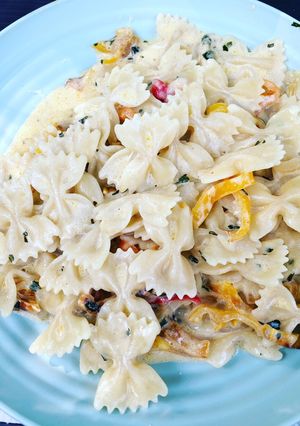 Une photo de Aujourd’hui c’est farfales sauce poivrons oignons parmesan râpé et crème 🤩🤩♥️♥️