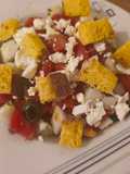 Ensalada griega con pan de maíz