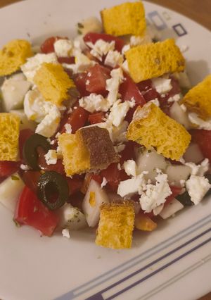 Una foto de Ensalada griega con pan de maíz