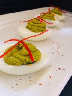 Una foto de Huevo relleno con palta o aguacate 🥑