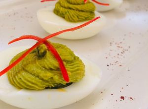 Una foto de Huevo relleno con palta o aguacate 🥑