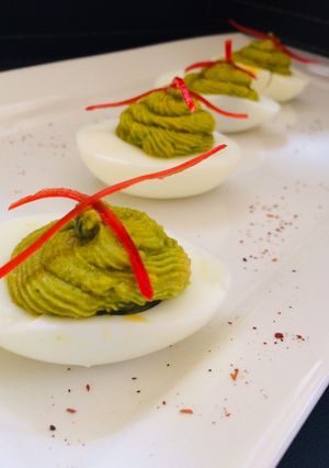 Una foto de Huevo relleno con palta o aguacate 🥑