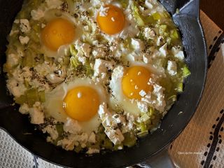 Œufs braisés aux poireaux et zaatar