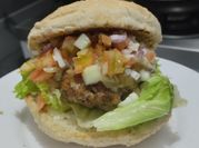 Una foto de picadillo con pepino cebolla