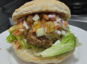 Una foto de Hamburguesa🧀hawaiana🥯🍍🍔