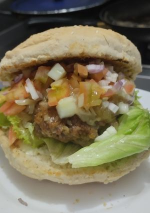 Una foto de Hamburguesa🧀hawaiana🥯🍍🍔