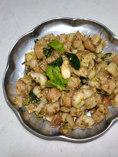 કાચા કેળા ની સૂકી ભાજી (Raw Banana Suki Bhaji Recipe In Gujarati) રેસીપી મુખ્ય ફોટો