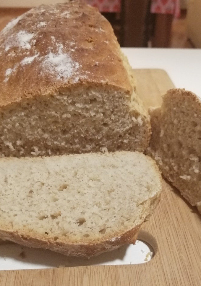 Una foto de Pan rústico de masa madre de harina de trigo todo uso e integral