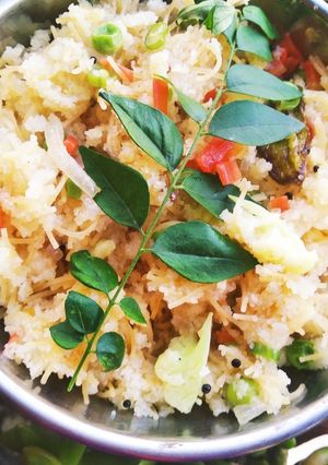 A picture of Semolina & vermicelli upma with lots of veggie.