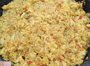 Una foto de Arroz amarillo con pollo