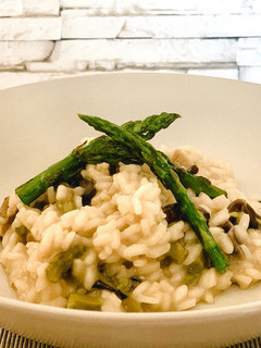 Una foto de Risotto de setas y espárragos verdes con queso de oveja