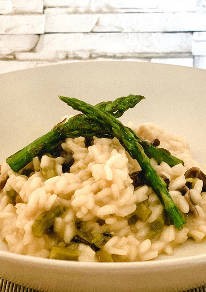 Una foto de Risotto de setas y espárragos verdes con queso de oveja