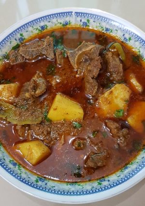 A picture of Aalu gosht (mutton/beef).