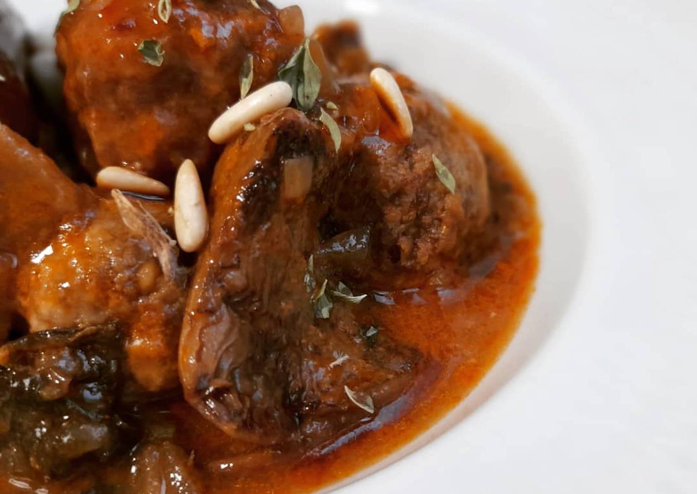 Albóndigas al comino con níscalos y acelgas
