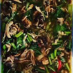 A picture of Chicken with Choy Sum and Mushroom Black Pepper.