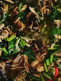 A picture of Chicken with Choy Sum and Mushroom Black Pepper.