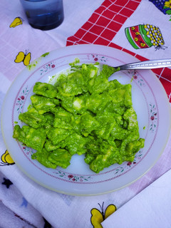 Una foto de Raviolis con pesto de espinacas y lomo