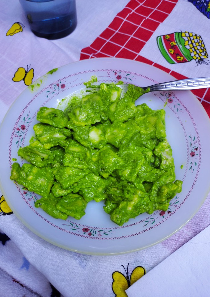 Una foto de Raviolis con pesto de espinacas y lomo